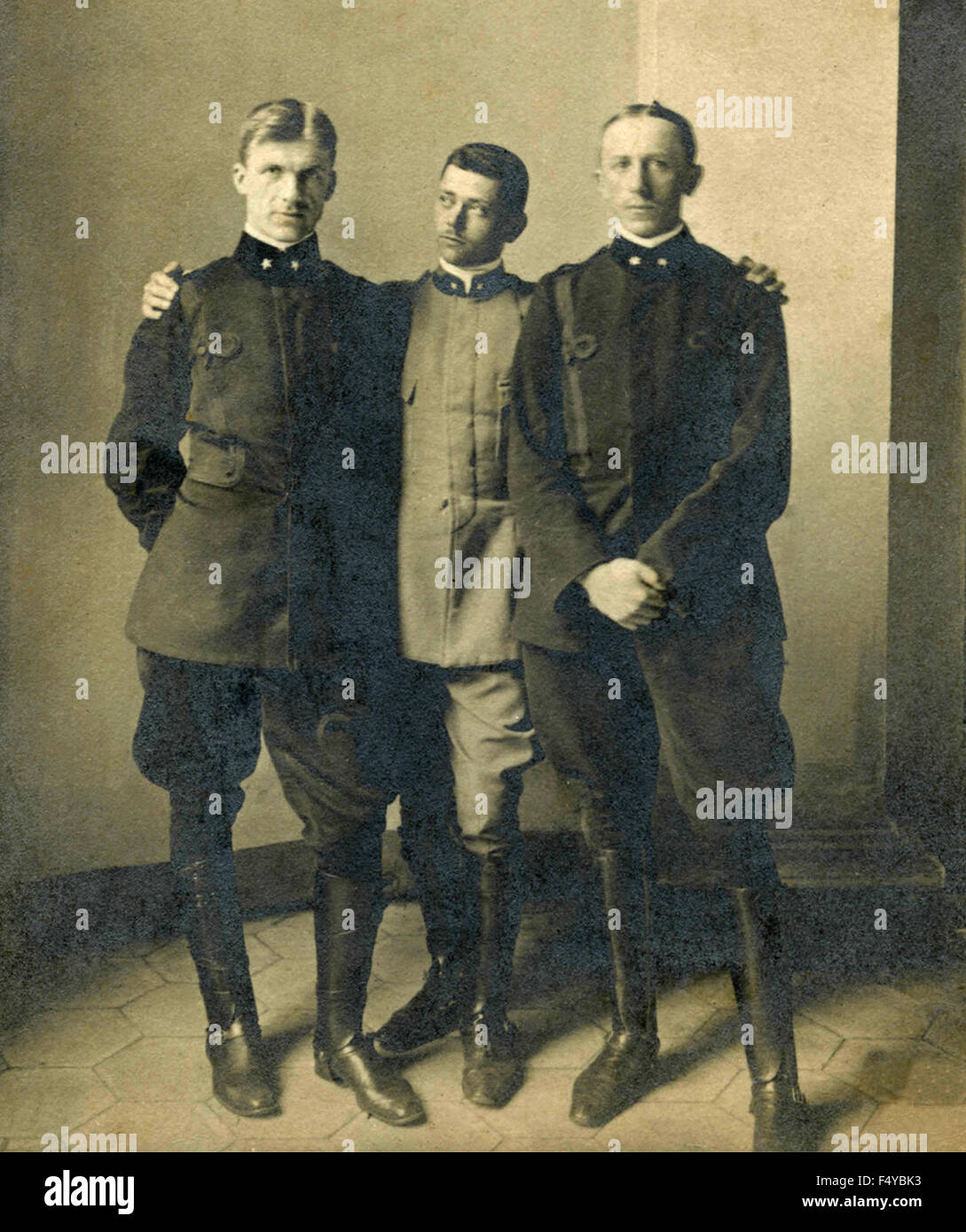 Tre soldati dell'esercito italiano in uniforme Foto Stock