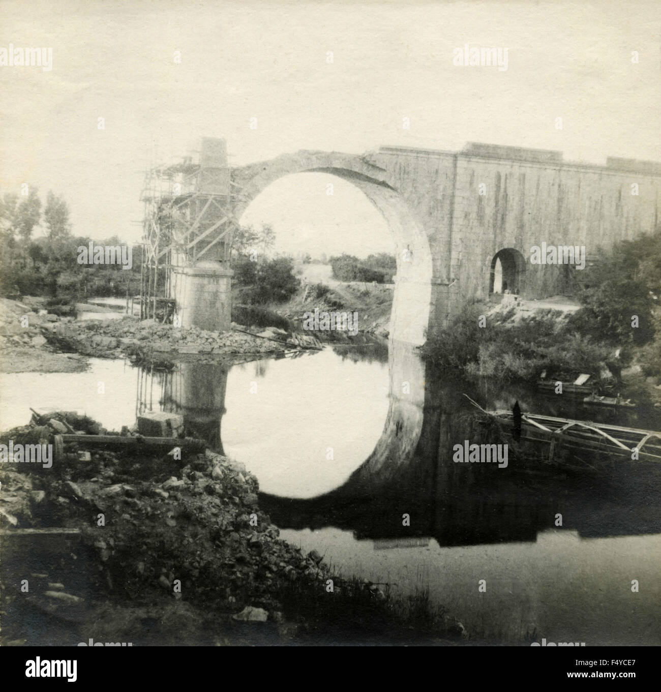 Il ponte ferroviario distrutto Foto Stock