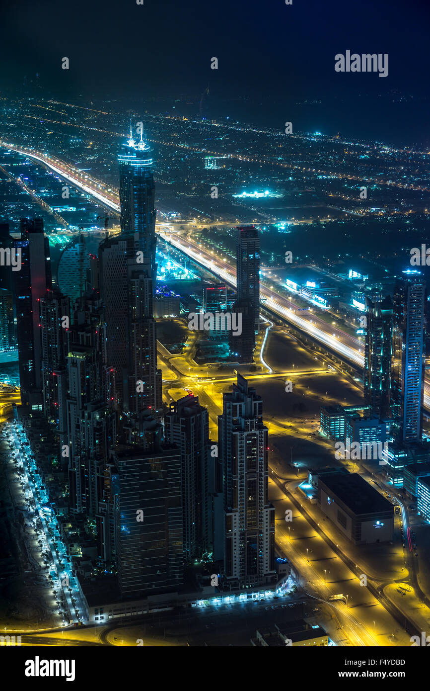 DUBAI, Emirati Arabi Uniti - 13 novembre: Veduta aerea del centro cittadino di Dubai con lago artificiale e grattacieli da il più alto edificio nel mondo Foto Stock