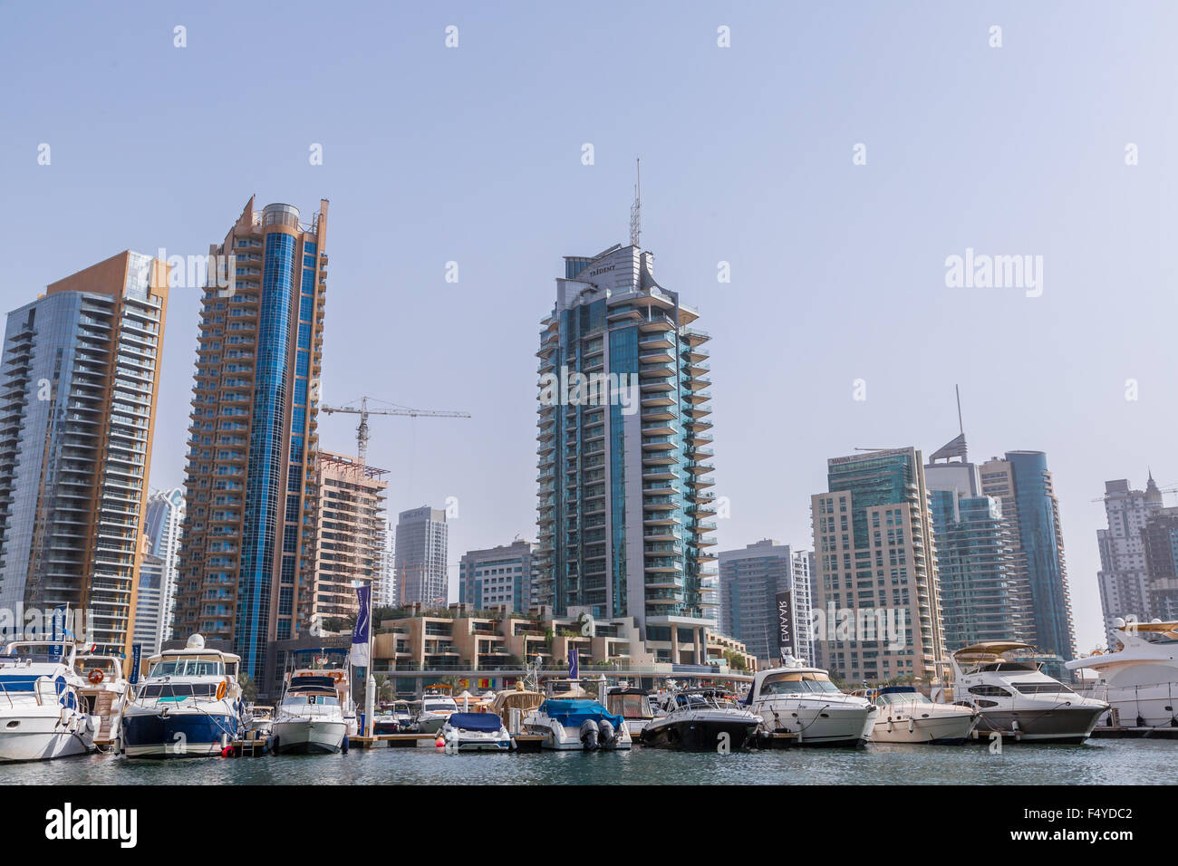 DUBAI, Emirati Arabi Uniti - 13 novembre: edifici moderni a Dubai Marina, Dubai, EAU. Nella città di canale artificiale lunghezza di 3 chilometri Foto Stock
