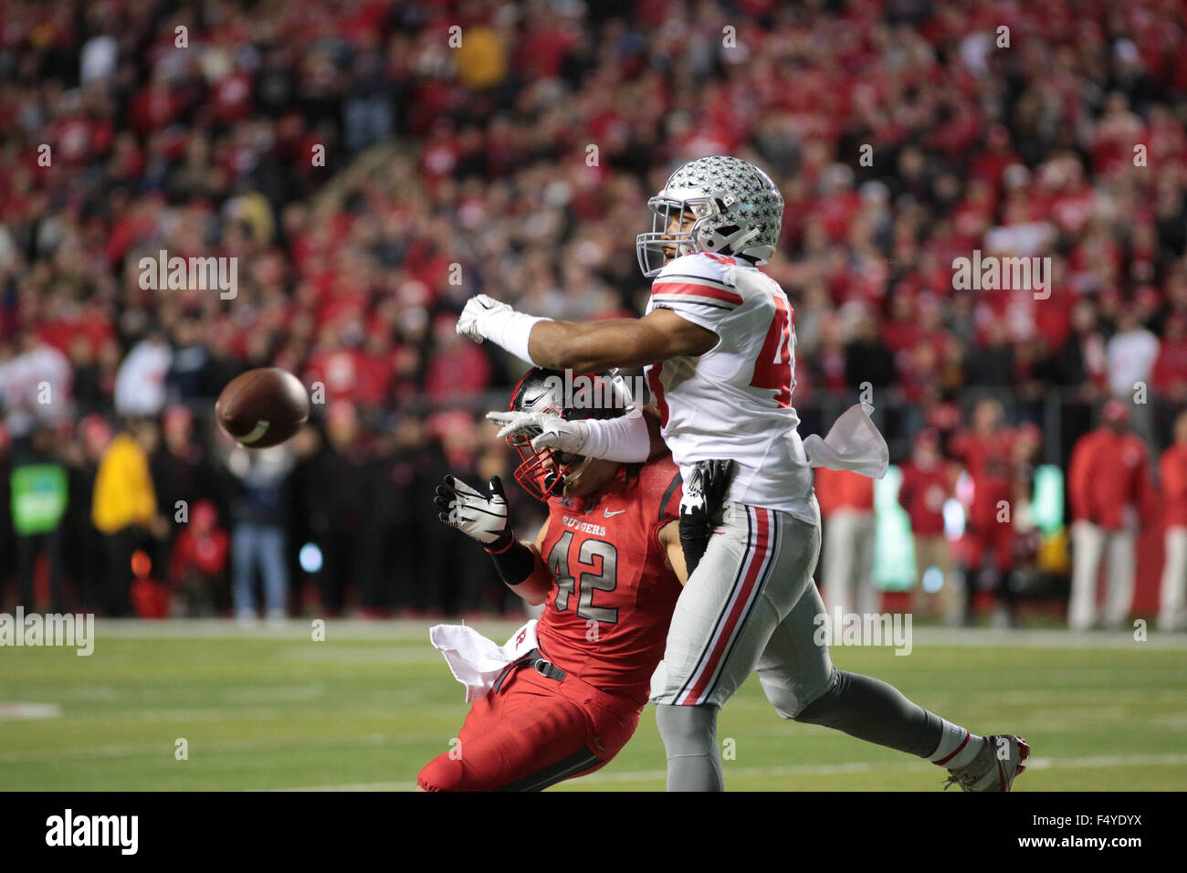 Ottobre 24, 2015 - Piscataway, New Jersey, Stati Uniti d'America - Ohio State linebacker, DARRON LEE (43), si scompone un pass gettato a Rutgers stretta estremità, NICK ARCIDIACONO (42), in un gioco ad alto punto soluzioni Stadium di Piscataway, New Jersey. (Credito Immagine: © Joel Plummer via ZUMA filo) Foto Stock