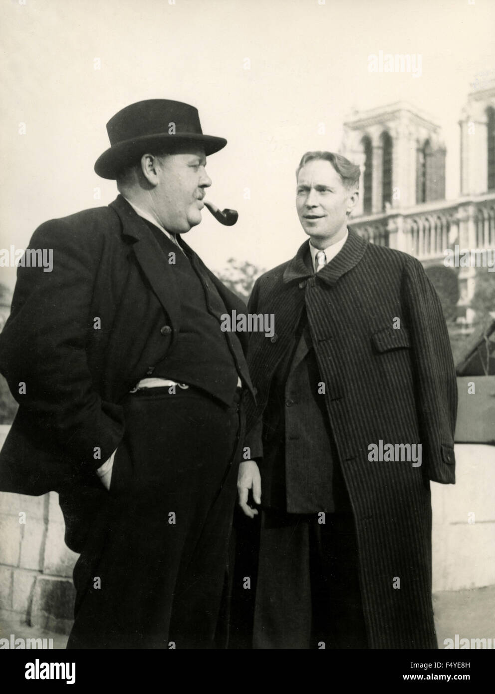 L'attore britannico Charles Laughton e tono Franchot attore americano in una scena del film "L'uomo sulla Torre Eiffel', 1949 Foto Stock