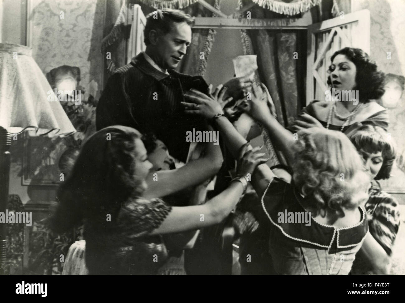 L'attore americano Franchot Tone in una scena del film "L'uomo sulla Torre Eiffel', 1949 Foto Stock