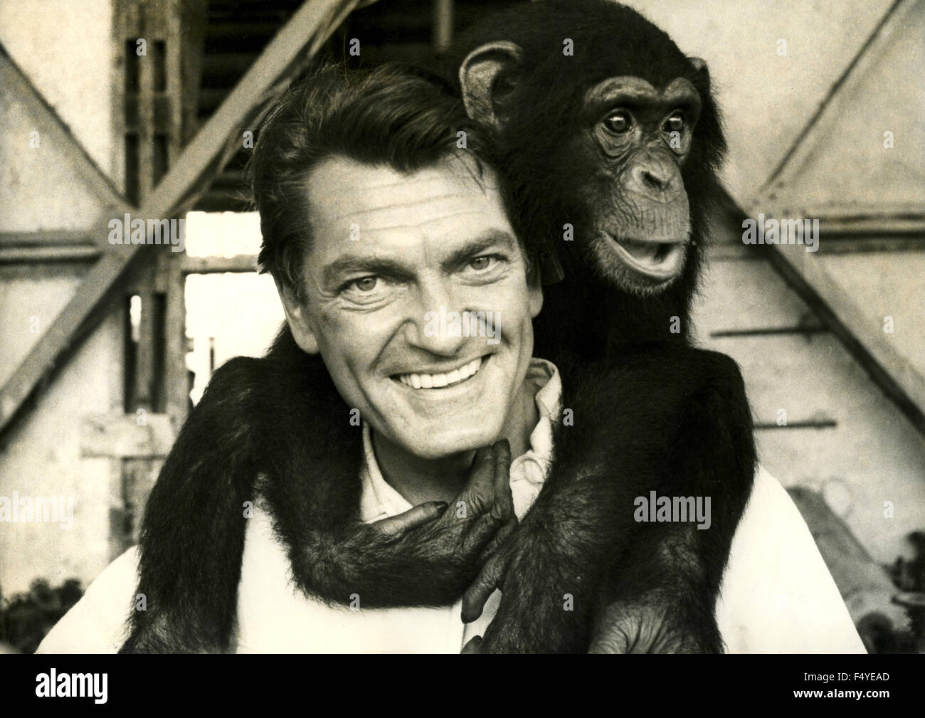 Attore francese Jean Marais con uno scimpanzé Foto Stock