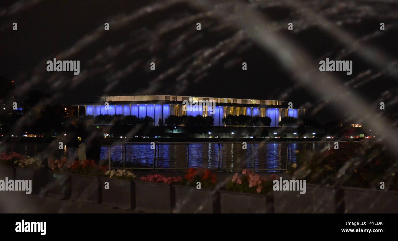 Washington, DC, Stati Uniti d'America. 24 ott 2015. Il Centro Kennedy è illuminato in blu per contrassegnare il settantesimo anniversario delle Nazioni Unite, a Washington, DC, capitale degli Stati Uniti, 24 ottobre, 2015. Credito: Bao Dandan/Xinhua/Alamy Live News Foto Stock
