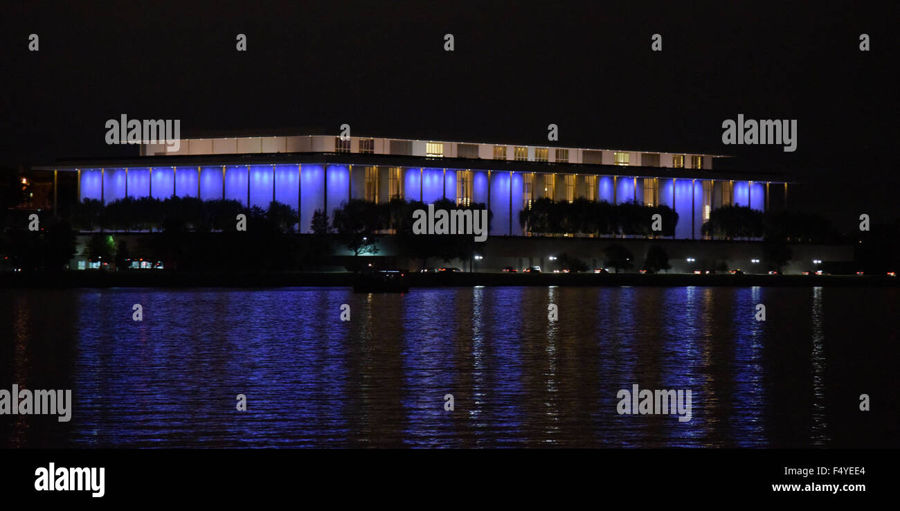 Washington, DC, Stati Uniti d'America. 24 ott 2015. Il Centro Kennedy è illuminato in blu per contrassegnare il settantesimo anniversario delle Nazioni Unite, a Washington, DC, capitale degli Stati Uniti, 24 ottobre, 2015. Credito: Bao Dandan/Xinhua/Alamy Live News Foto Stock