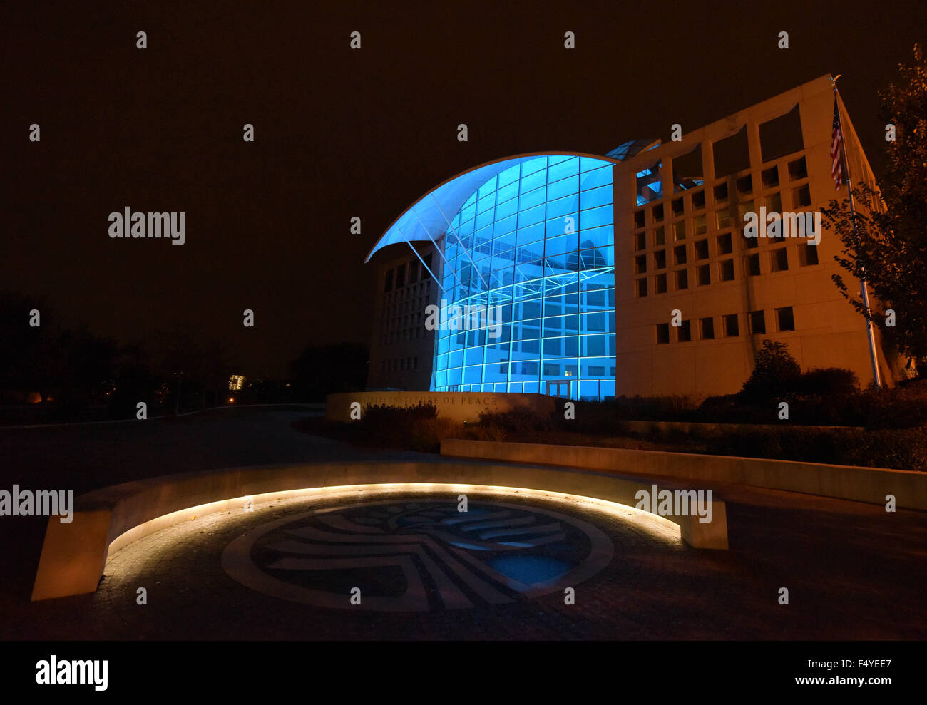 Washington, DC, Stati Uniti d'America. 24 ott 2015. Stati Uniti Istituto di pace è illuminato in blu per contrassegnare il settantesimo anniversario delle Nazioni Unite, a Washington, DC, capitale degli Stati Uniti, 24 ottobre, 2015. Credito: Bao Dandan/Xinhua/Alamy Live News Foto Stock