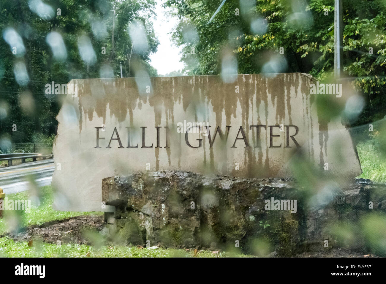 Fallingwater strada segno in pioggia. Casa Villa caduta acqua divertente segnaletica stradale. Foto Stock