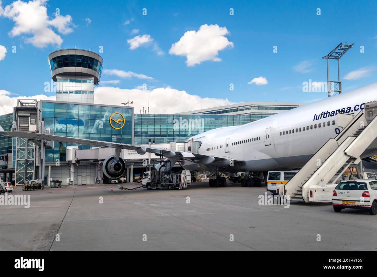L'aeroporto internazionale di Francoforte con Lufthansa Boeing 747 piano in corrispondenza della gate. Foto Stock