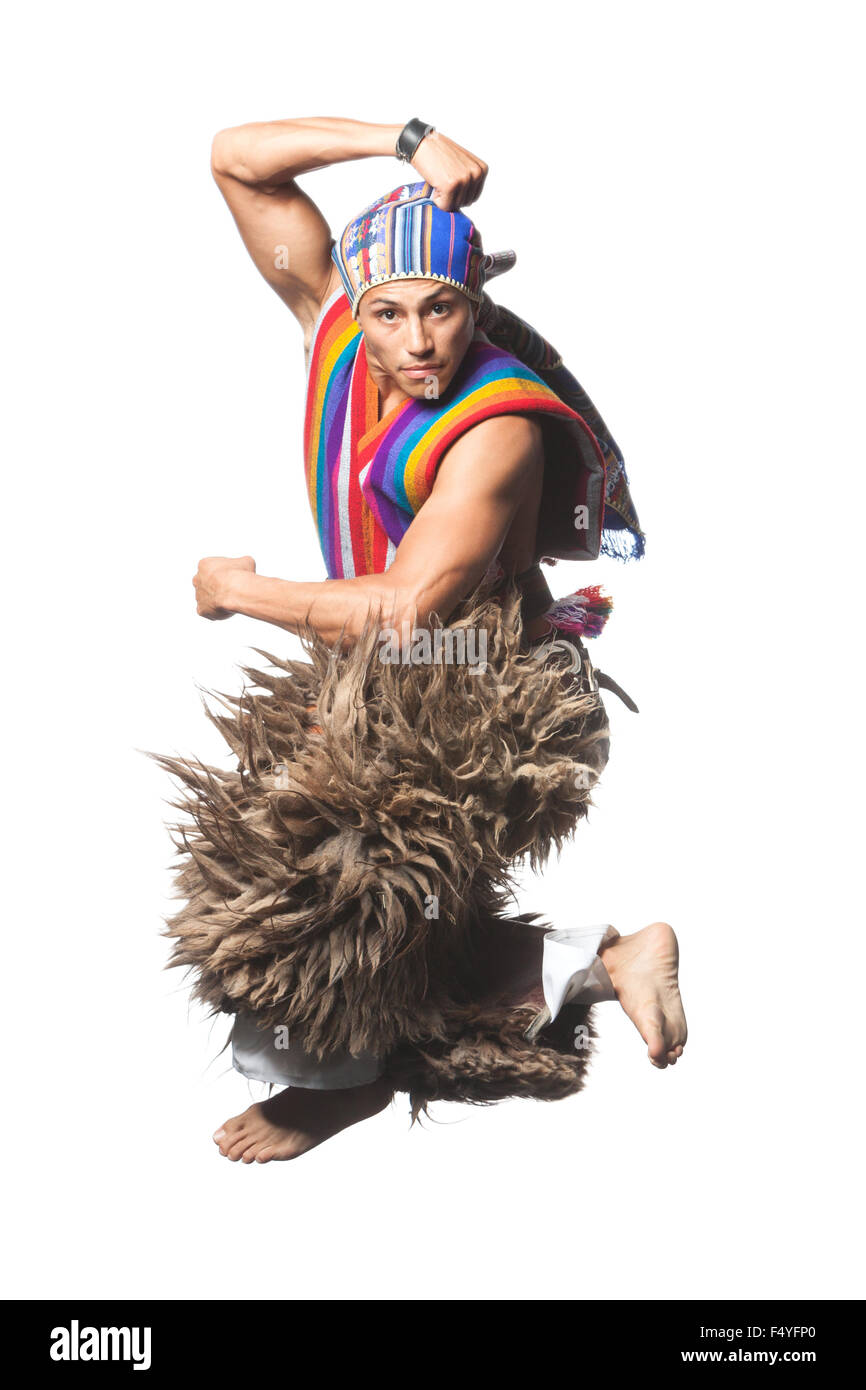Ballerino ecuadoriano vestito in abiti tradizionali dalle Ande di eseguire un salto Llama o alpaca pantaloni Studio shot isolato su bianco Foto Stock