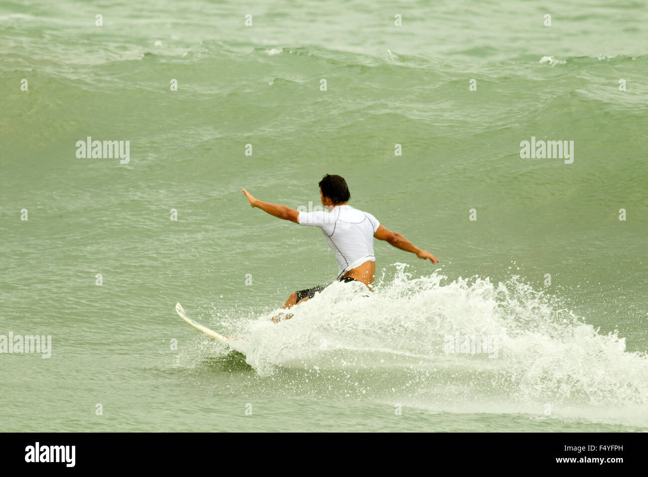 Surf preparando per tornare a un'onda Foto Stock