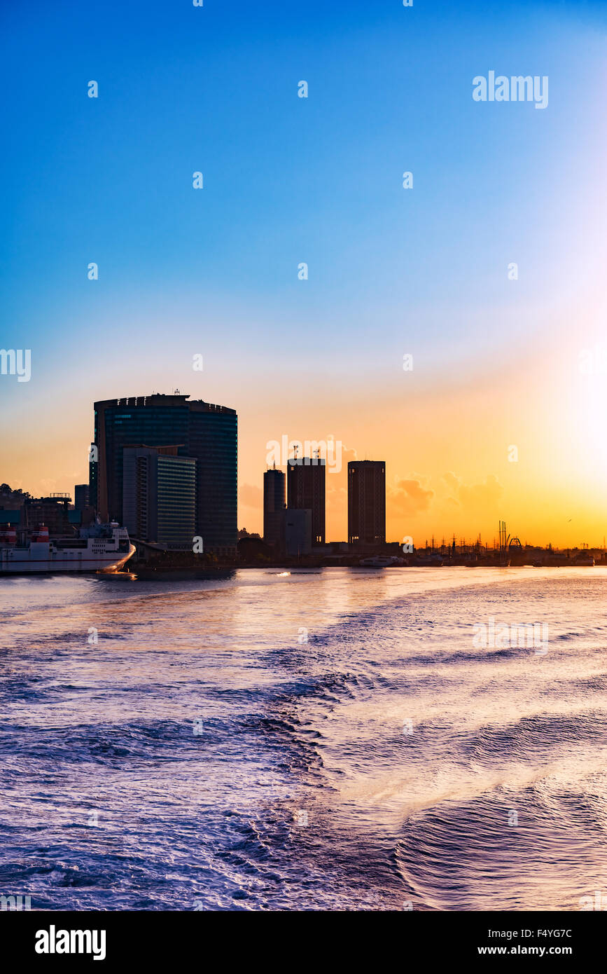 Vista del porto di Spagna Trinidad e Tobago waterfront dal mare Foto Stock