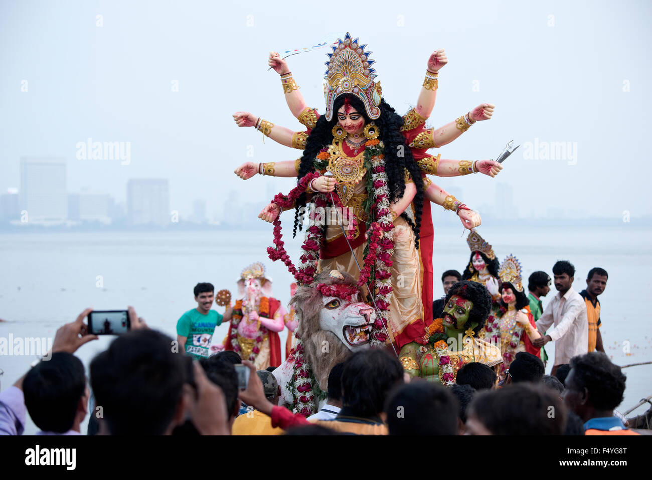 L'immagine di Durga idolo immersione è stata presa a Mumbai Chowpatty, India Foto Stock