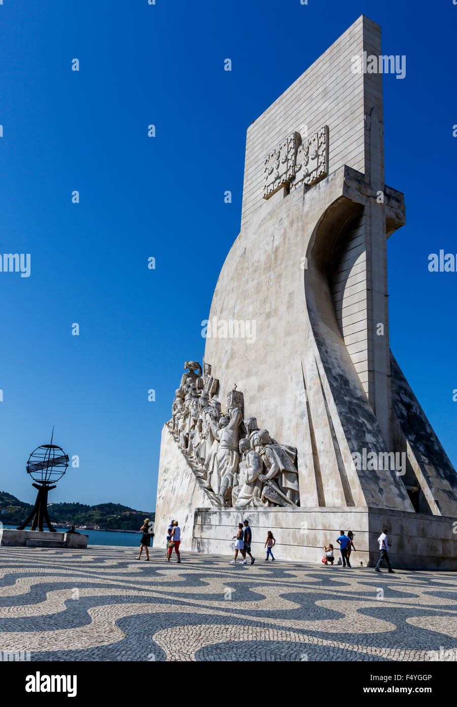 Il Monumento delle Scoperte (Padro dos Descobrimentos) contro un cielo azzurro Lisbona Portogallo Foto Stock