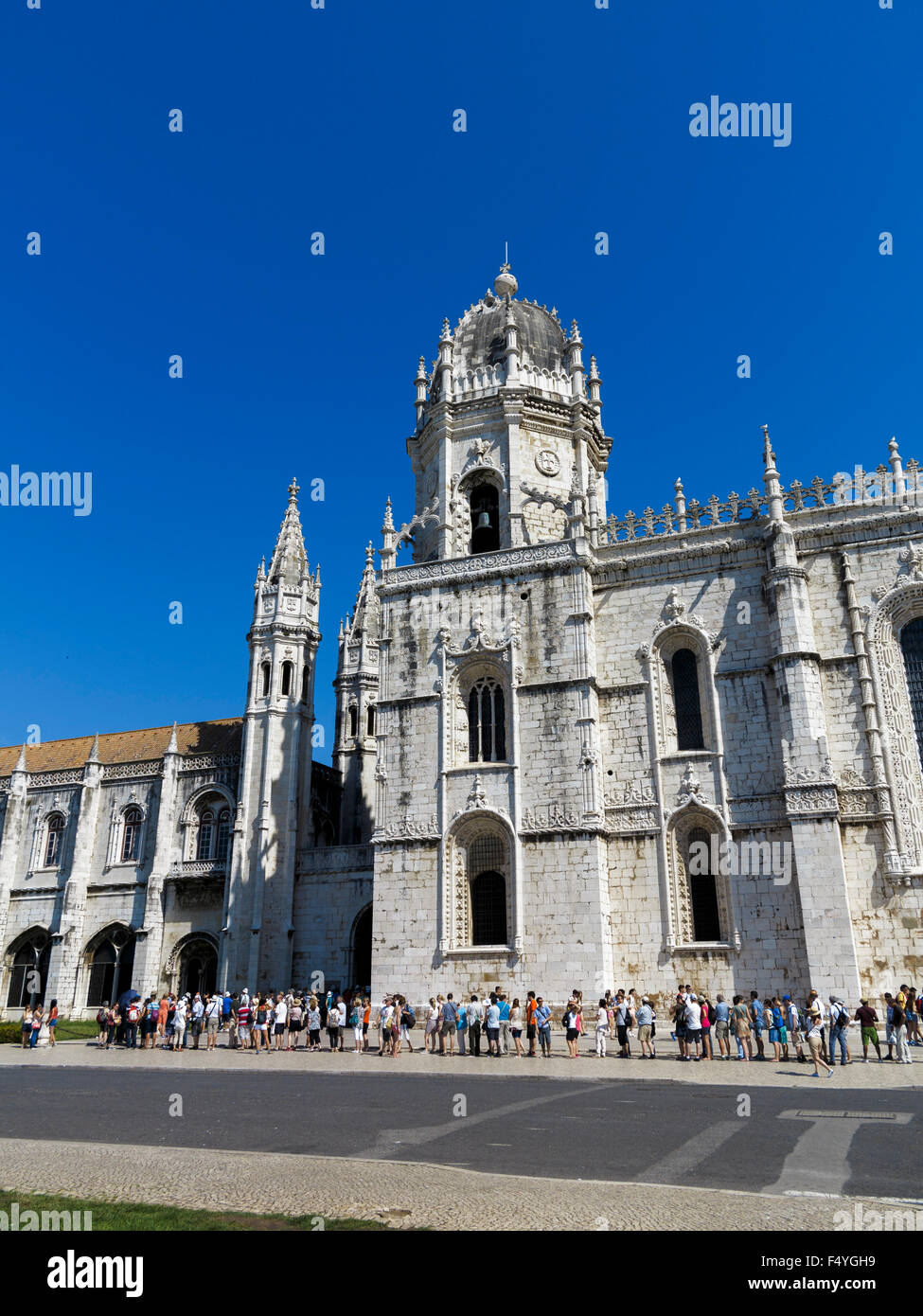 I turisti in attesa in linea per visitare il Jernimos Monastero e chiesa di Santa Maria di Belem UNESCO World Heritage Site Lisbona Portogallo Foto Stock