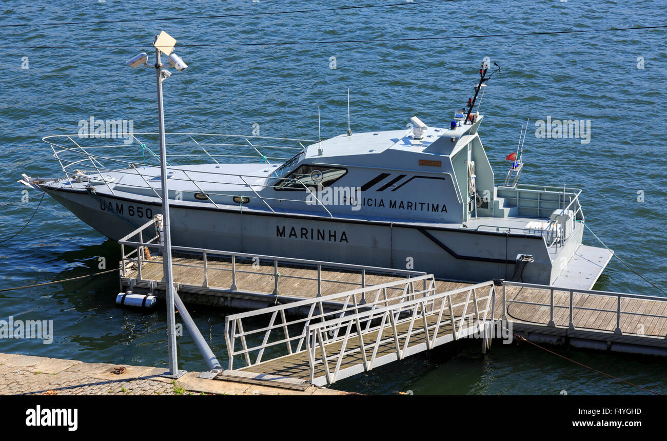 Policia Maritima polizia portoghese al fianco di barca in Porto Portogallo Europa Foto Stock