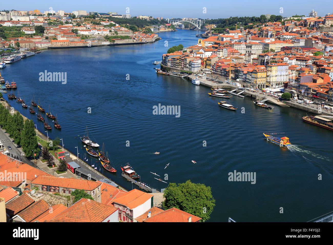 Vista su Vila Nova de Gaia e Porto lungo il fiume Douro il ponte Arrbida in background del Portogallo Foto Stock