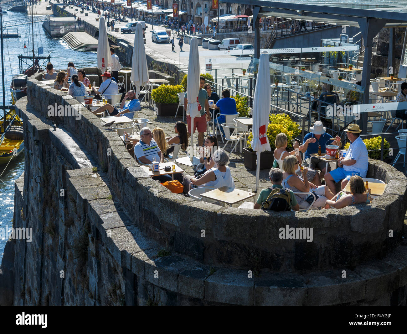 I visitatori di relax presso il Bar Ponte Pensil sul Cais da Ribeira Porto (Oporto portogallo Foto Stock