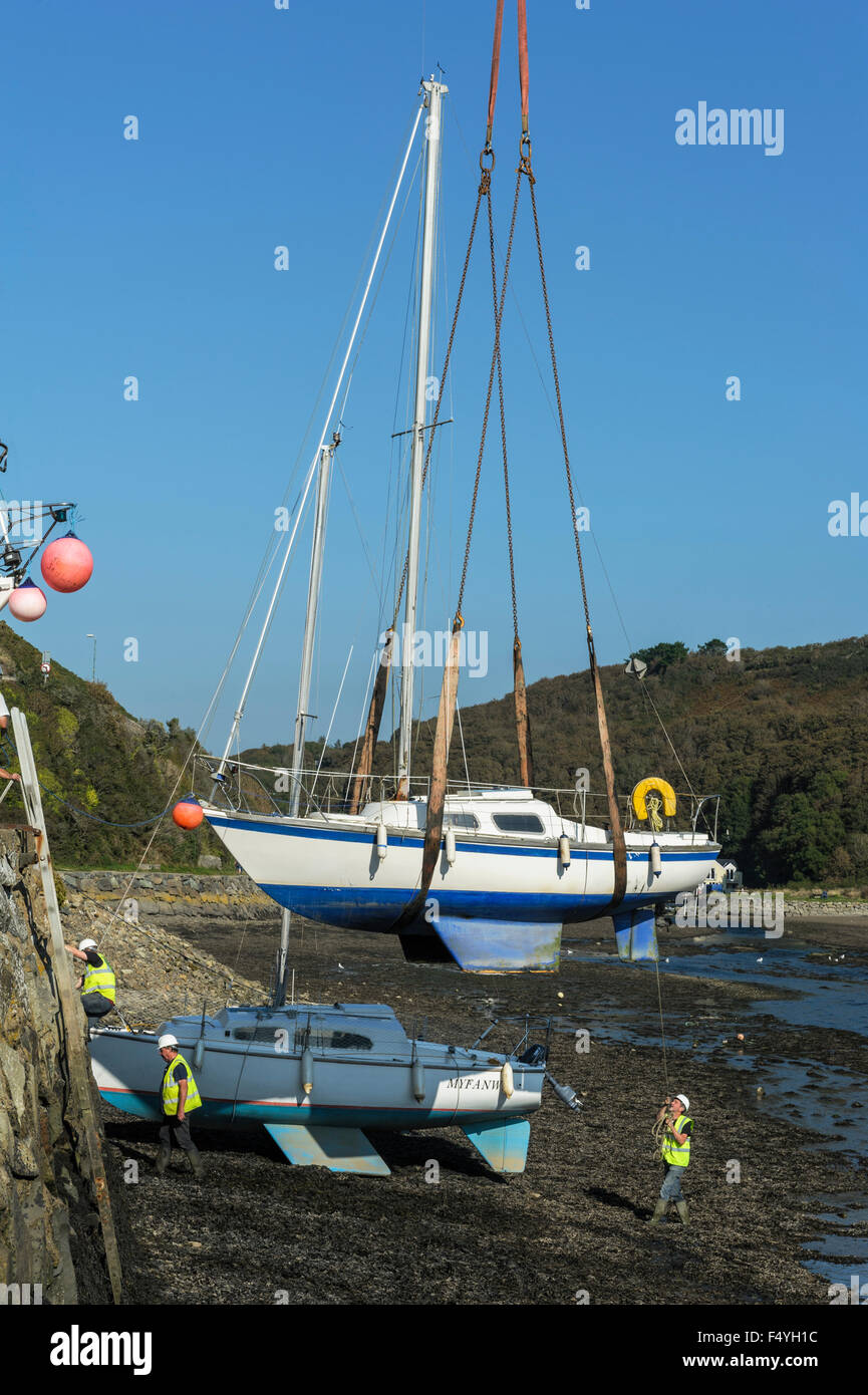 Yacht essendo issata dalla si tratta di posti barca per la manutenzione. Foto Stock