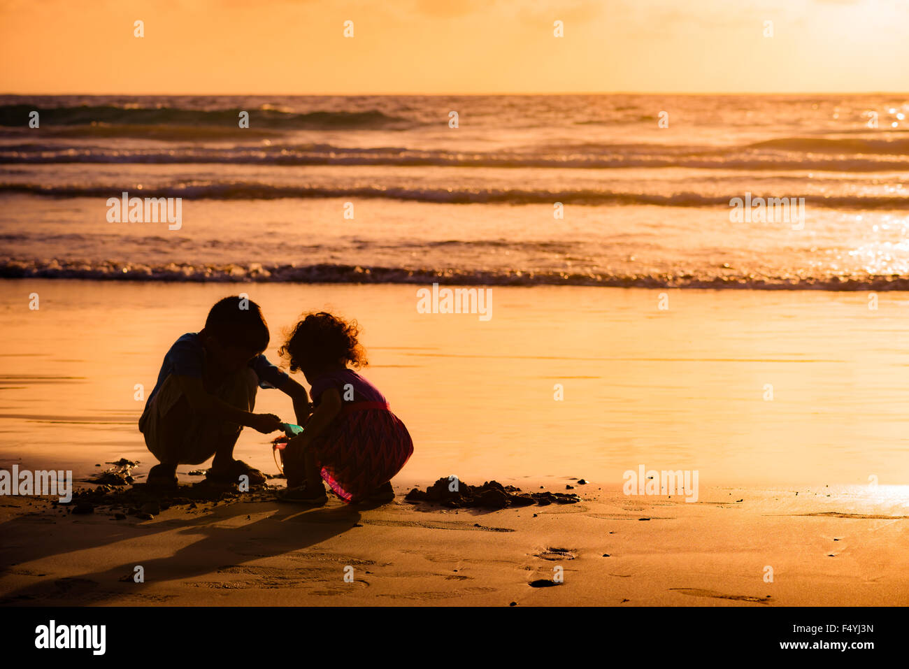 Bambini che giocano con la sabbia di mare al tramonto a Tobago Foto stock -  Alamy