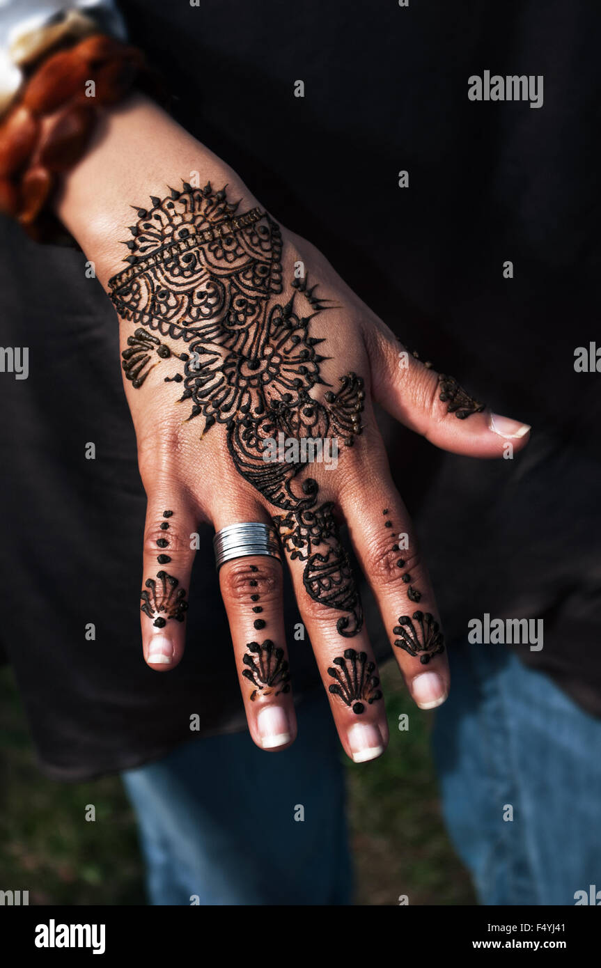 Henna Tattoo sulla donna la mano alla moda design floreale Foto Stock