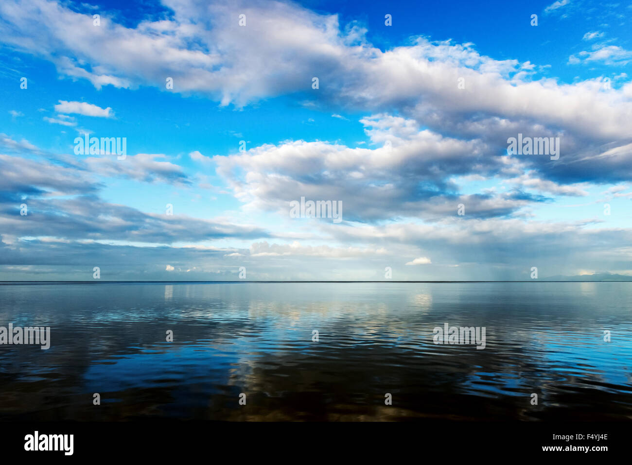Seascape cielo blu mare calmo all'alba in Trinidad e Tobago Foto Stock