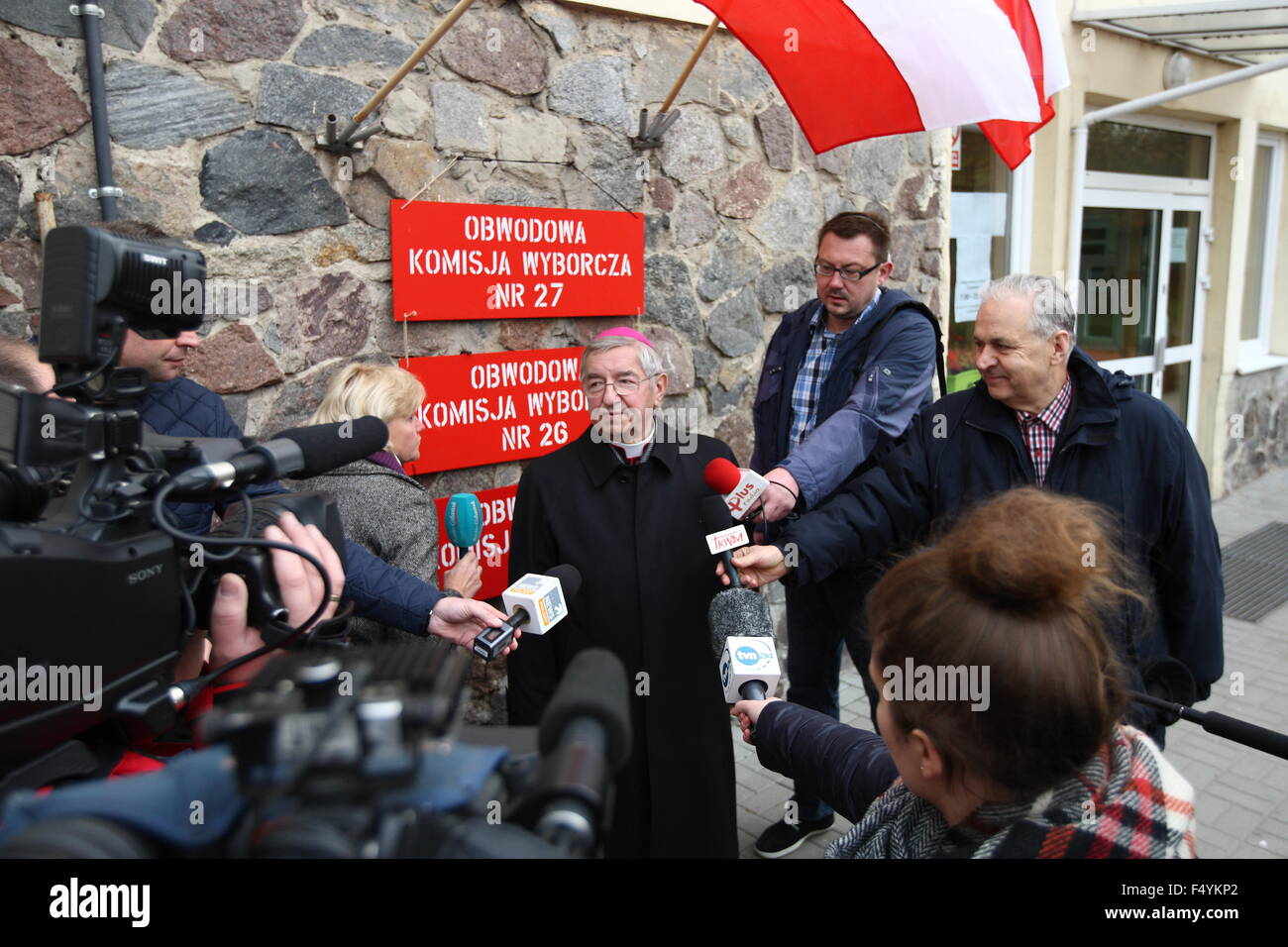 Gdansk 25th, Ott. 2015 elezioni parlamentari in Polonia. Nel ventisettesimo stazione di polling in Gdansk votato l arcivescovo Slawoj Leszek Glodz. Il voto in Polonia fissò un 7.m , il polling satation sarà aperto a 9 p.m Foto Stock