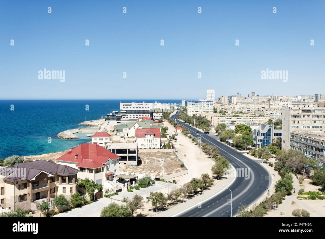 Aktau, città, mare, lan dscape, Kazakistan, città, vista la casa, Natura, blu, bellezza, mangistau, sky, acqua, all'aperto, urban, spiaggia Foto Stock