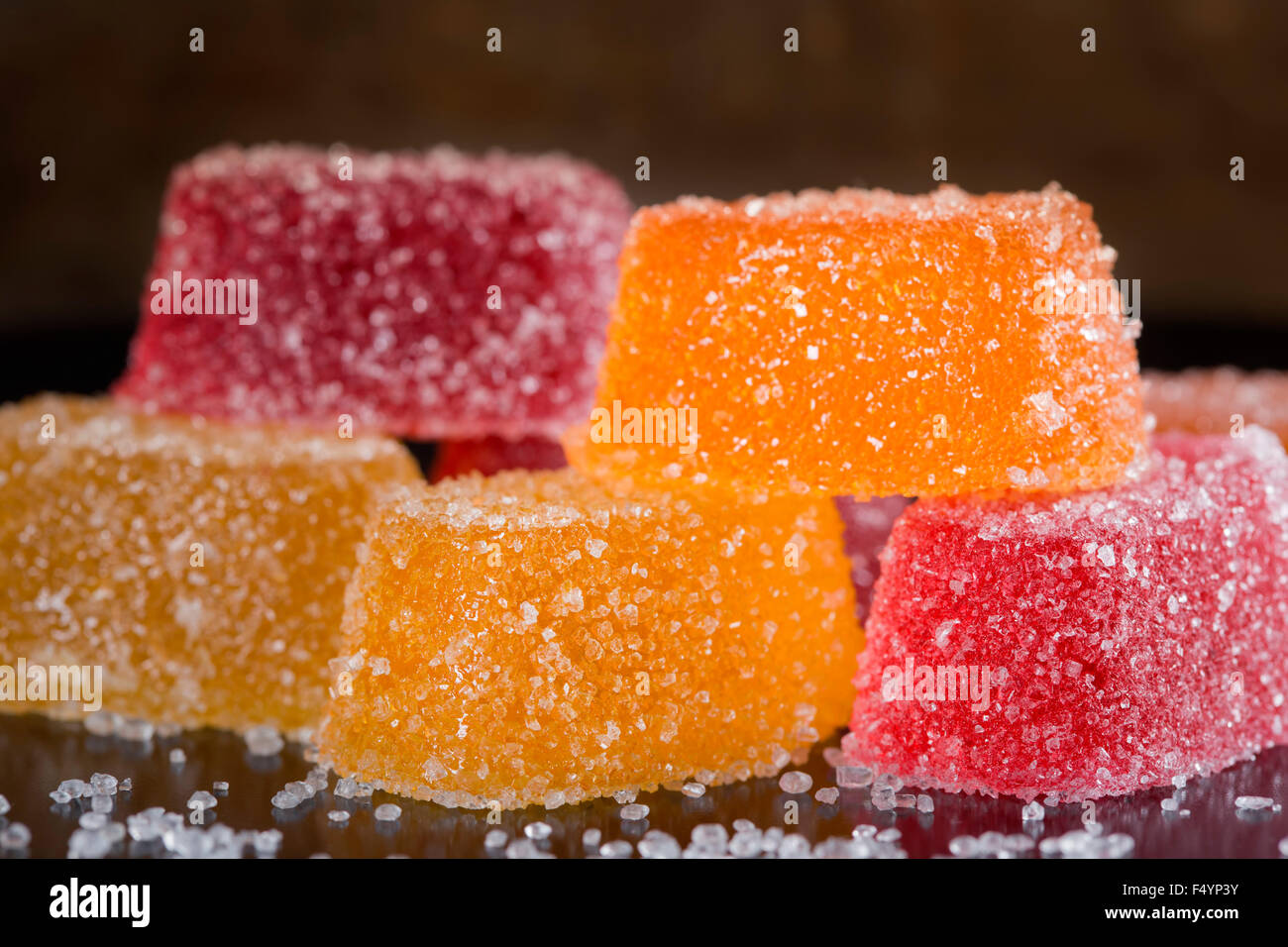 Gelatina colorata di caramelle con zucchero bianco Foto Stock