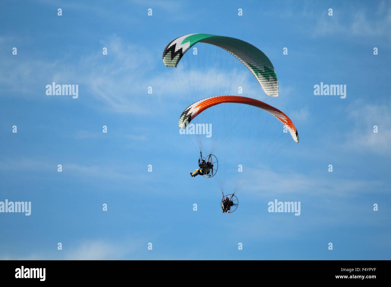 Alcuni piloti di parapendio rendono la spettacolare eseguire Foto Stock