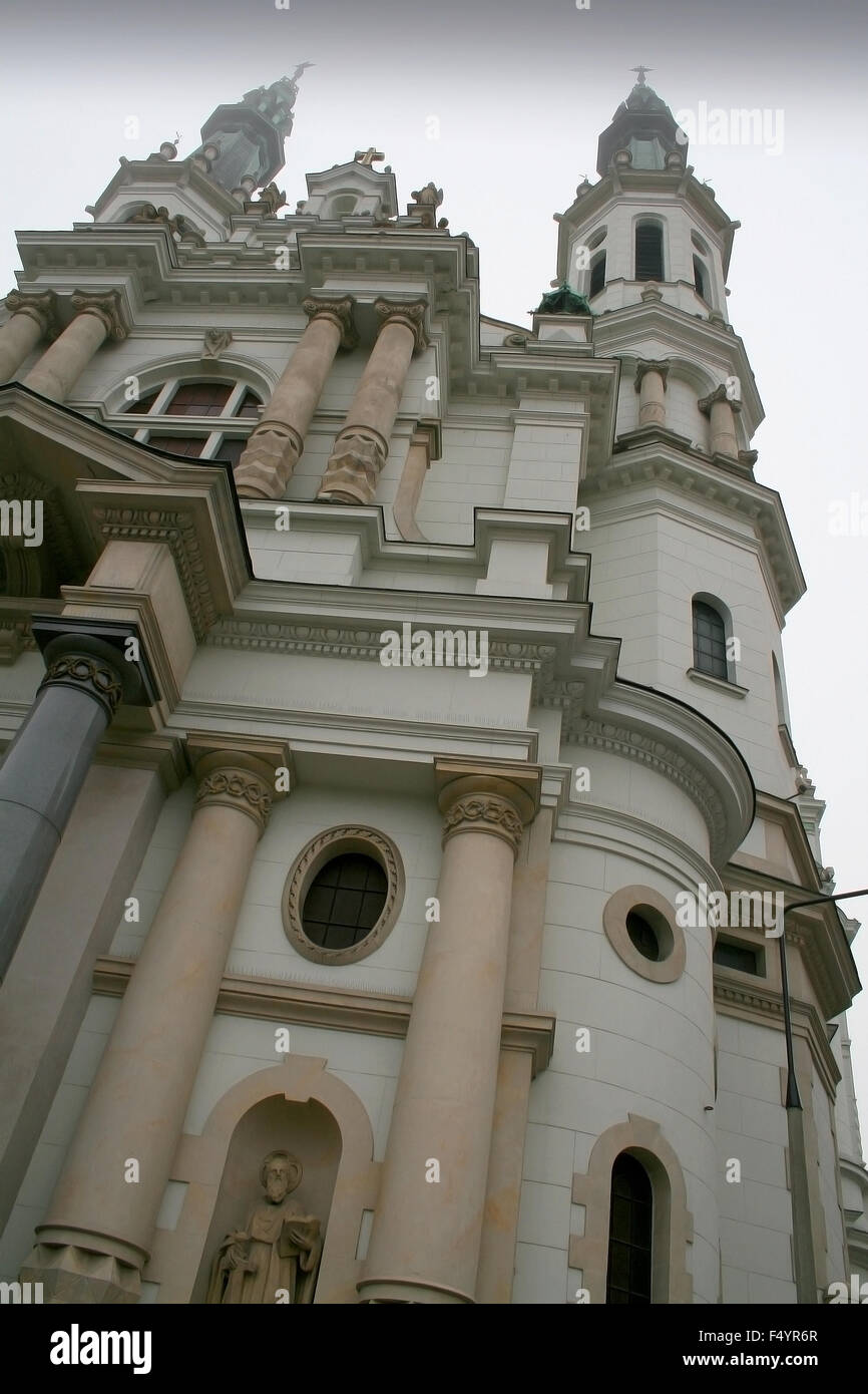 Monumentale chiesa del Santissimo Salvatore a Varsavia, Polonia, visto dal livello della strada Foto Stock