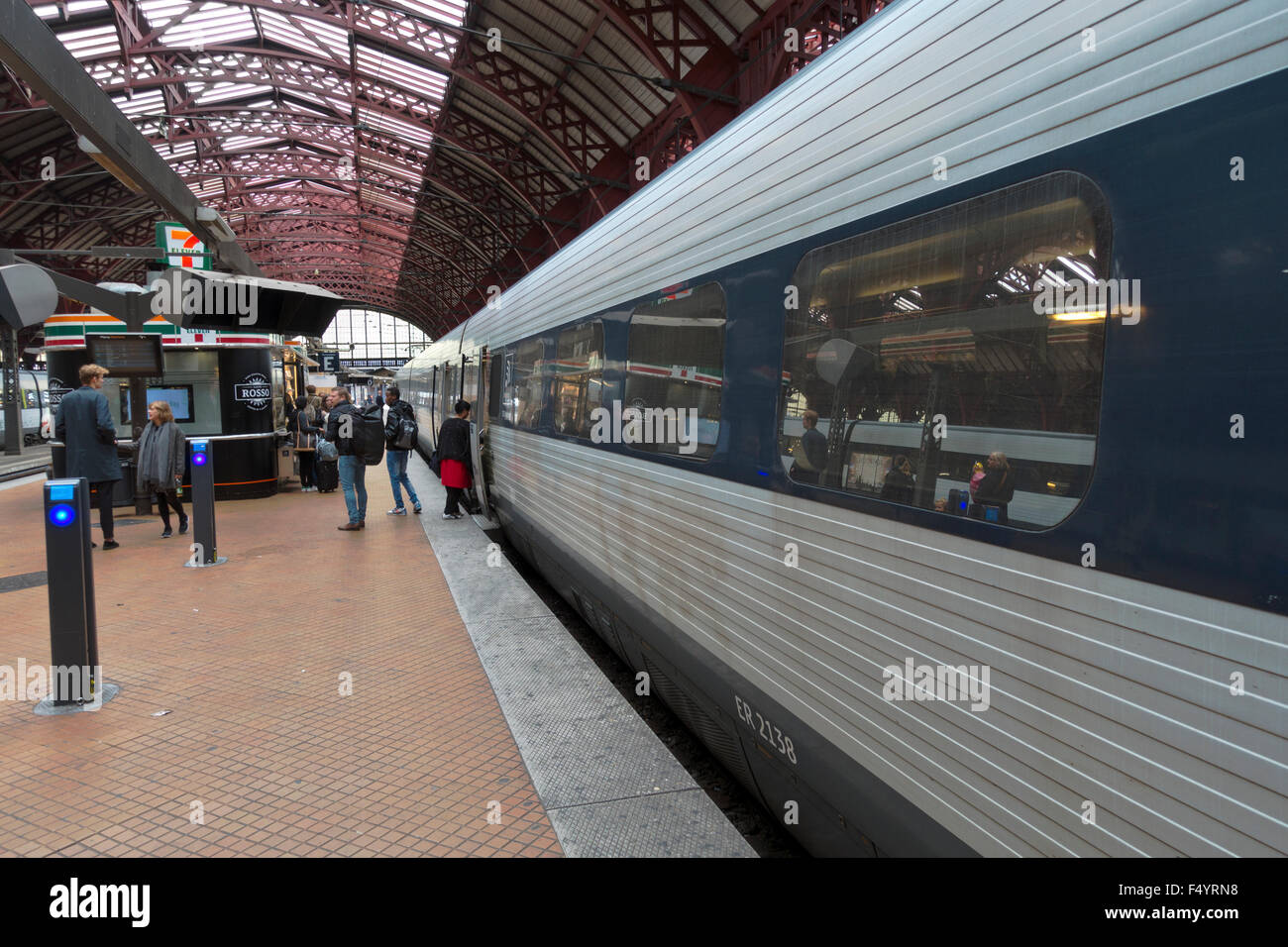 Il treno regionale fino a piattaforma alla stazione centrale di Copenhagen Foto Stock