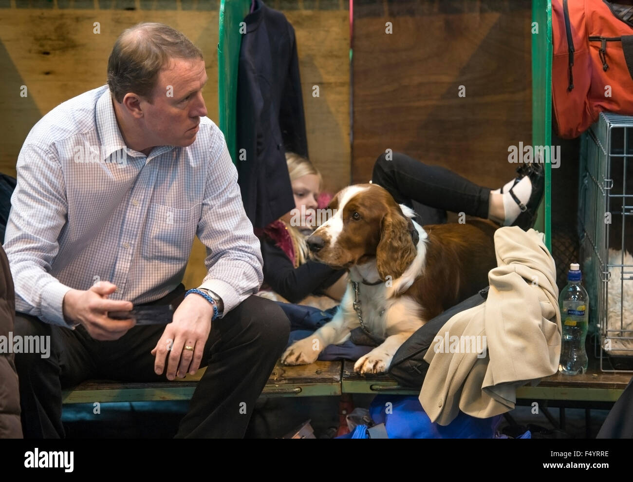 Il Crufts dog show al NEC di Birmingham - concorrenti rilassarsi nella zona della fossa di scolo REGNO UNITO Foto Stock