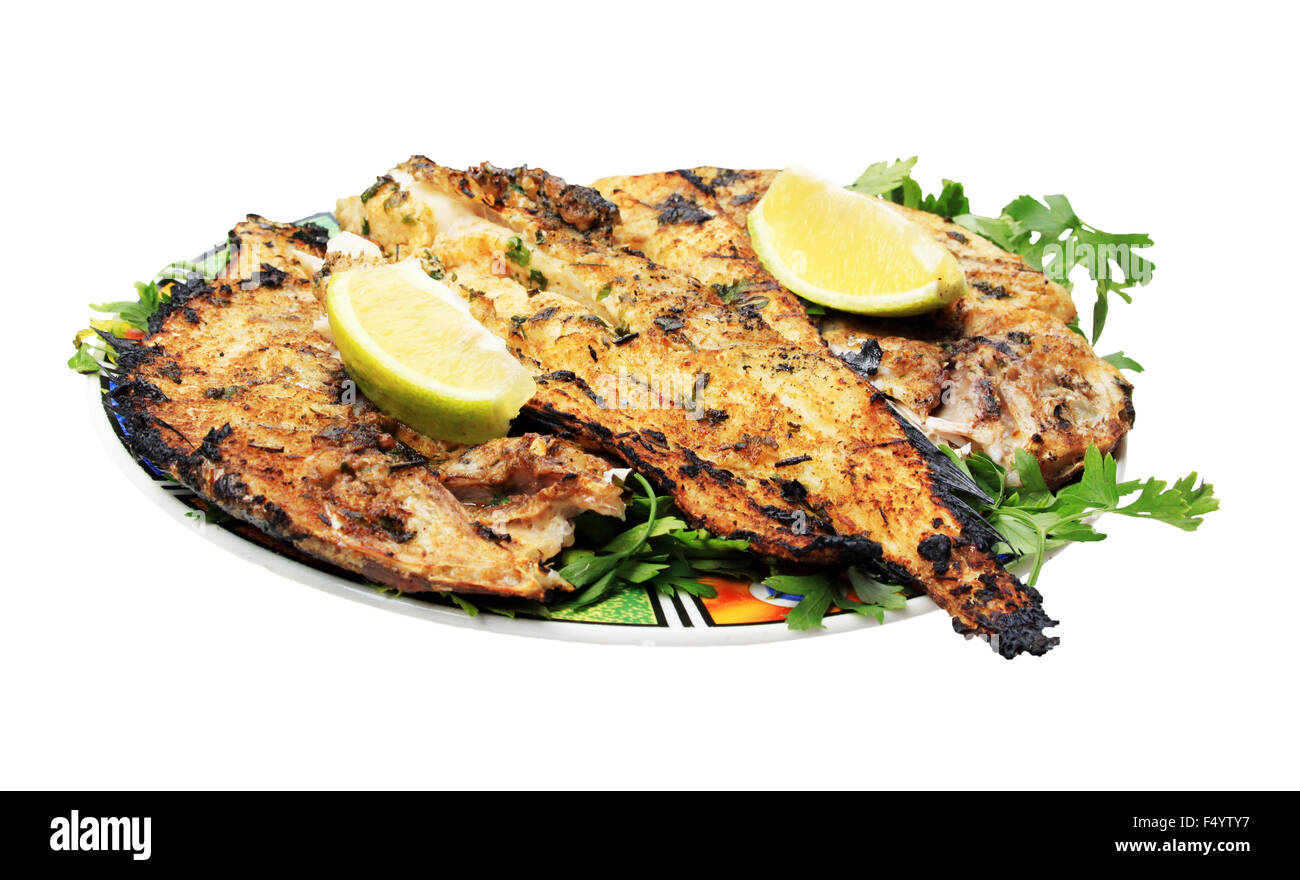 Grigliate di pesce con verdure su piastra - isolato su sfondo bianco Foto Stock