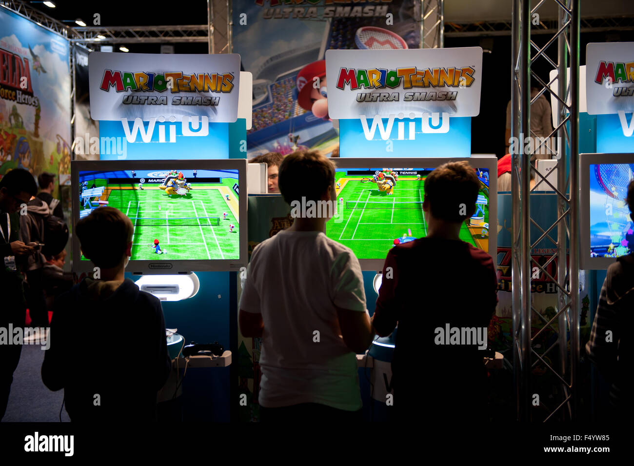 Varsavia, Polonia. 24 ott 2015. Commercio equo mostra giochi expo console Wii U stand, figli giocare Mario giochi di tennis a Varsavia Games Week, Targi Gier Wideo, Hala Expo XXI, Varsavia, Polonia, 24 ottobre 2015, orientamento orizzontale, diritti gestiti, solo uso editoriale. Credito: Arletta Cwalina/Alamy Live News Foto Stock