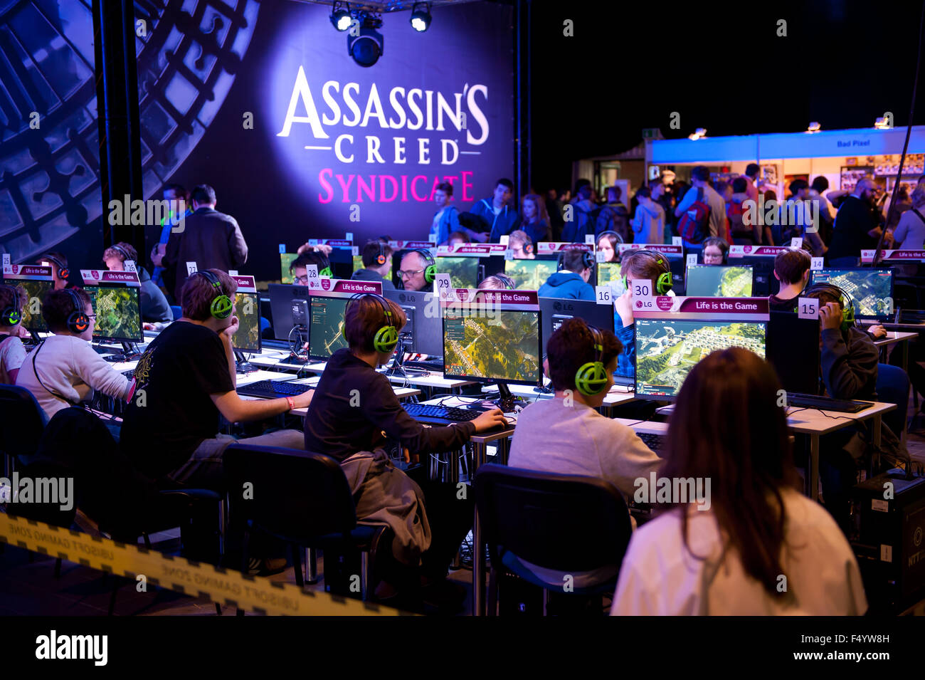 Varsavia, Polonia. 24 ott 2015. Commercio equo mostra giochi PC stand presso la Games expo, persone a giocare nell anno 2205 Ubisoft, gioco strategico, RTS, Varsavia Games Week, Targi Gier Wideo, Hala Expo XXI, Varsavia, Polonia, 24 ottobre 2015, orientamento orizzontale, diritti gestiti, solo uso editoriale. Credito: Arletta Cwalina/Alamy Live News Foto Stock