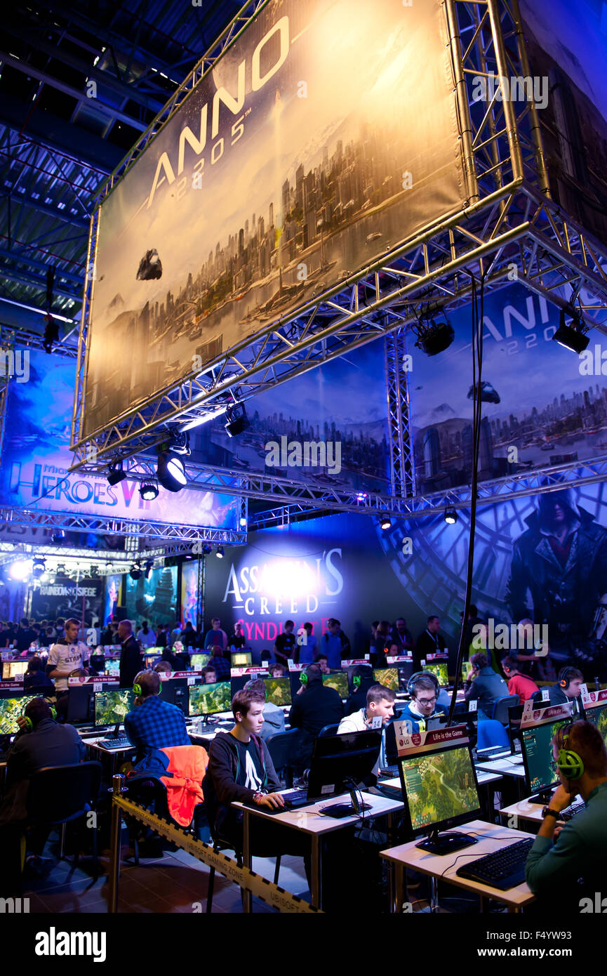 Varsavia, Polonia. 24 ott 2015. Commercio equo mostra Anno 2205 giochi sul PC a giochi expo, persone a giocare nell anno 2205 Ubisoft, gioco strategico, RTS, Varsavia Games Week, Targi Gier Wideo, Hala Expo XXI, Varsavia, Polonia, 24 ottobre 2015, orientamento verticale, con diritti gestiti, solo uso editoriale. Credito: Arletta Cwalina/Alamy Live News Foto Stock