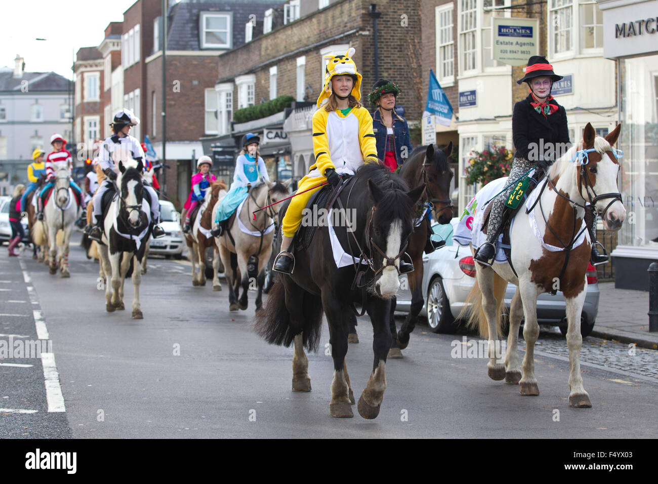 Londra, Regno Unito. 25 ott 2015. Quarantesimo Wimbledon Village Fancy Dress cavallo, a sud-ovest di Londra, Inghilterra, Regno Unito il 25 ottobre 2015 il quarantesimo annuale abito elegante sfilata di cavalli viene fornito attraverso il torneo di Wimbledon Village. Il cavallo sponsorizzati evento con i piloti locali vestito in costume è organizzato per raccogliere fondi che andrà verso il Royal Marsden campagna di cancro. Credito: Jeff Gilbert/Alamy Live News Foto Stock