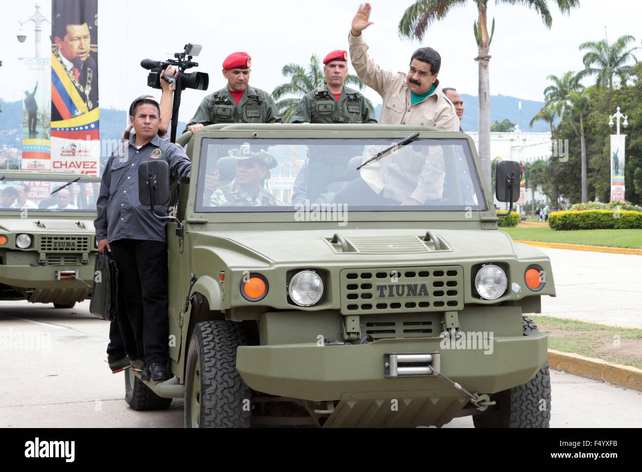 (151025) -- CARACAS, 25 ottobre 2015 (Xinhua) -- Presidente venezuelano Nicolás Maduro (R) onde da un veicolo militare durante l'attivazione dei comandi 99 di ampie aree di difesa che sarà in carica della milizia, a Caracas, Venezuela, su 24 Ottobre, 2015. Maduro attivata sabato 99 completo di aree di difesa (CDA), nuove zone geografiche che coprirà la recitazione della milizia come un componente collegato alla Nazionale Bolivariano forza armata. Il 99 CDAs che appartengono a Bolivariana milizia nazionale sono state fornite con 280 veicoli che migliorino il livello di readi operativa Foto Stock