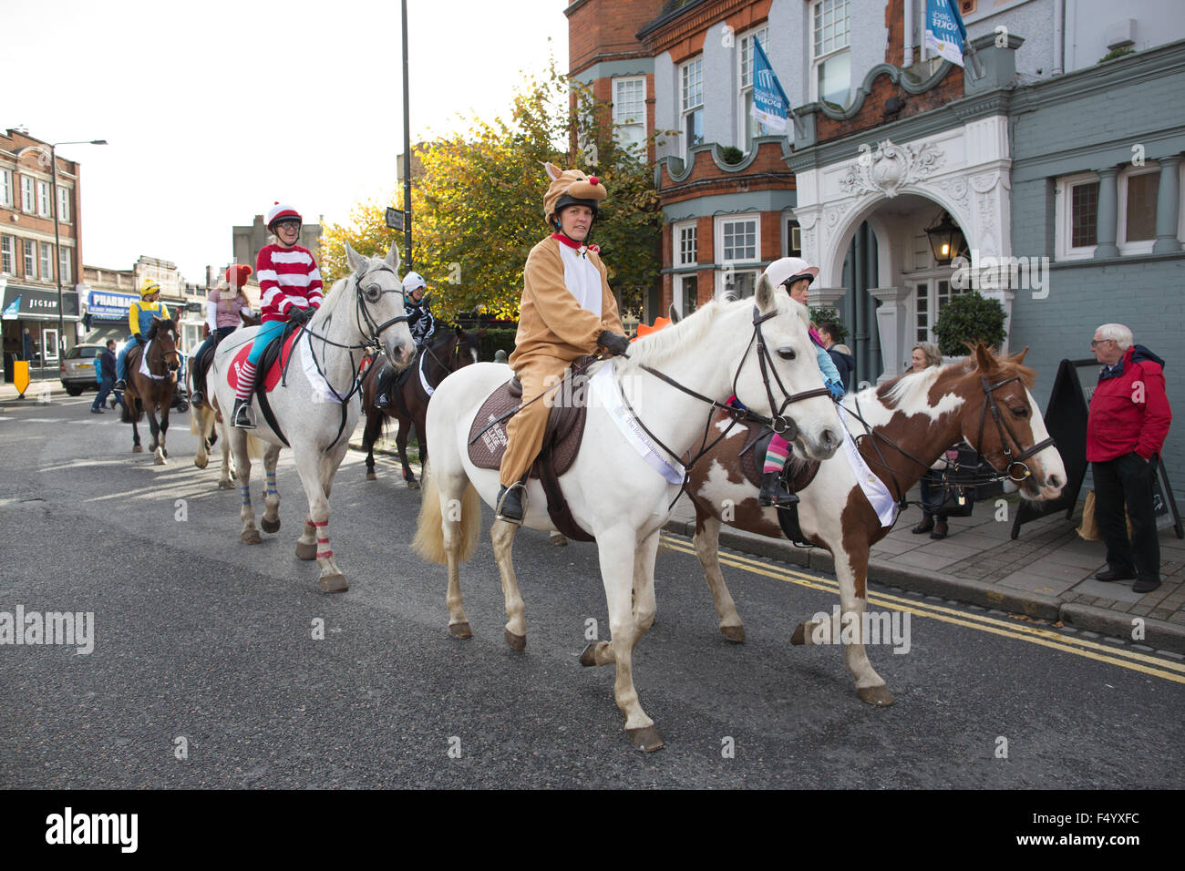 Londra, Regno Unito. 25 ott 2015. Quarantesimo Wimbledon Village Fancy Dress cavallo, a sud-ovest di Londra, Inghilterra, Regno Unito il 25 ottobre 2015 il quarantesimo annuale abito elegante sfilata di cavalli viene fornito attraverso il torneo di Wimbledon Village. Il cavallo sponsorizzati evento con i piloti locali vestito in costume è organizzato per raccogliere fondi che andrà verso il Royal Marsden campagna di cancro. Credito: Jeff Gilbert/Alamy Live News Foto Stock