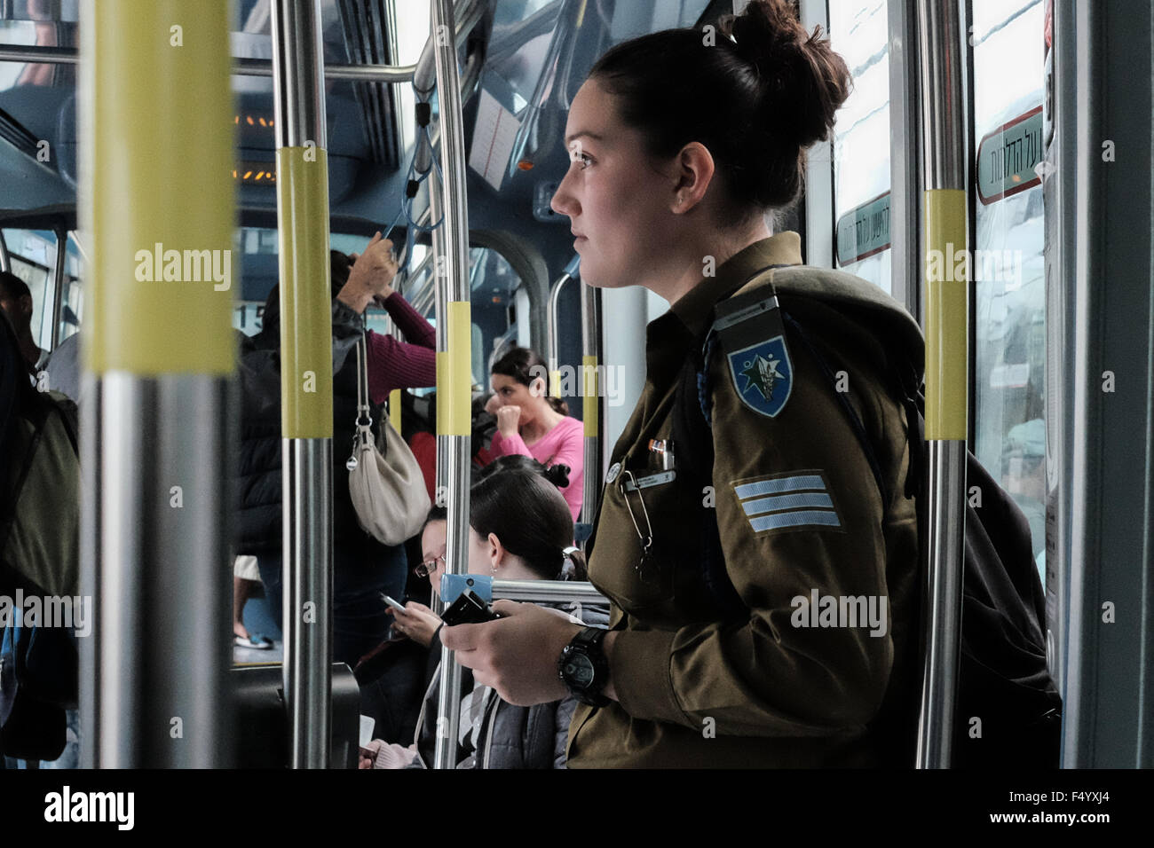 Femmina sergente IDF contiene uno spruzzo di pepe barattolo pronto per l'uso nel palmo della sua mano come ella corse il light rail in Gerusalemme seguendo un'onda del palestinese accoltellato attacchi mirati contro i civili e il personale addetto alla sicurezza nelle ultime settimane. Foto Stock