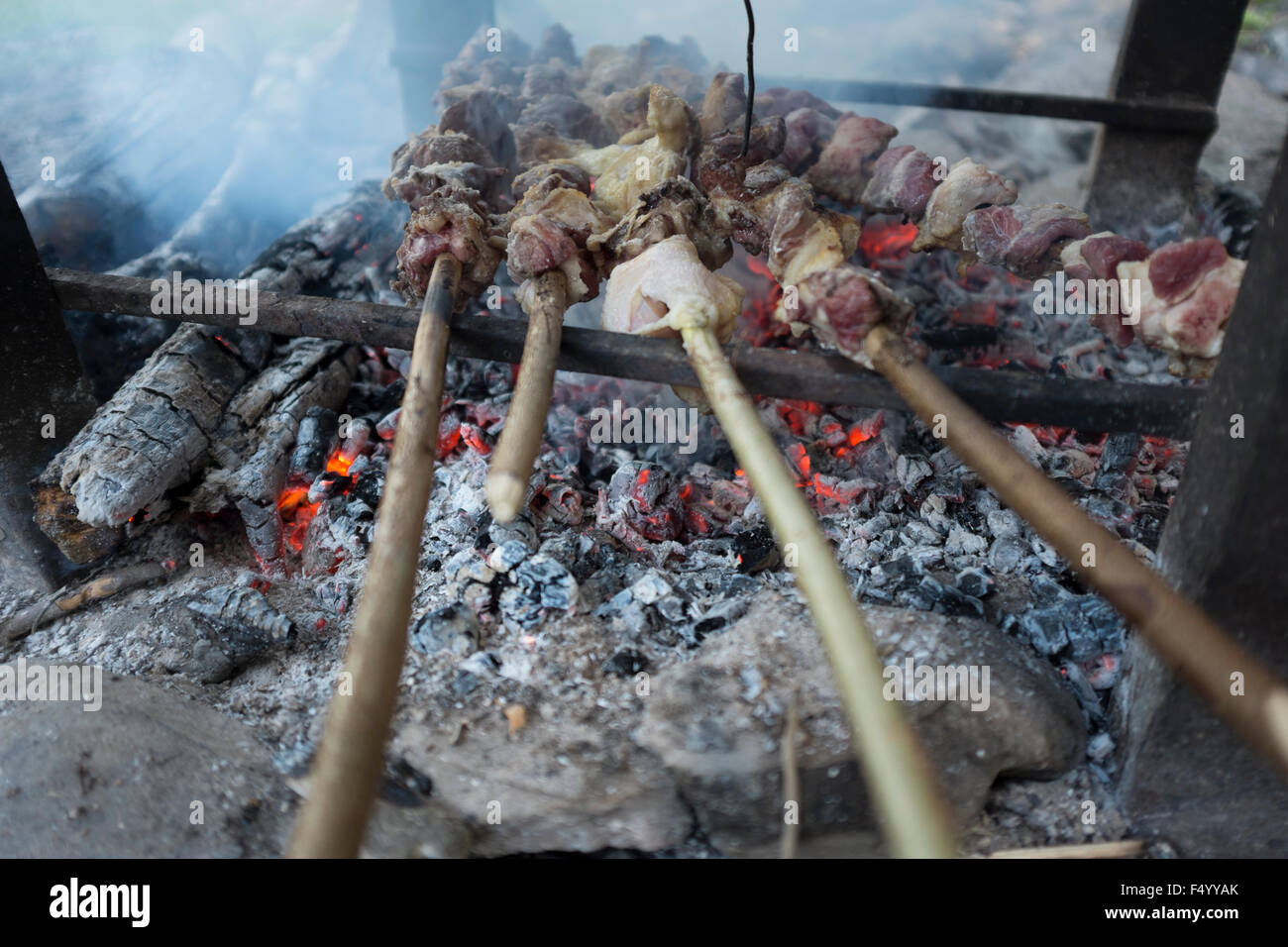 Shashlk sfrigolante su carboni caldi Foto Stock