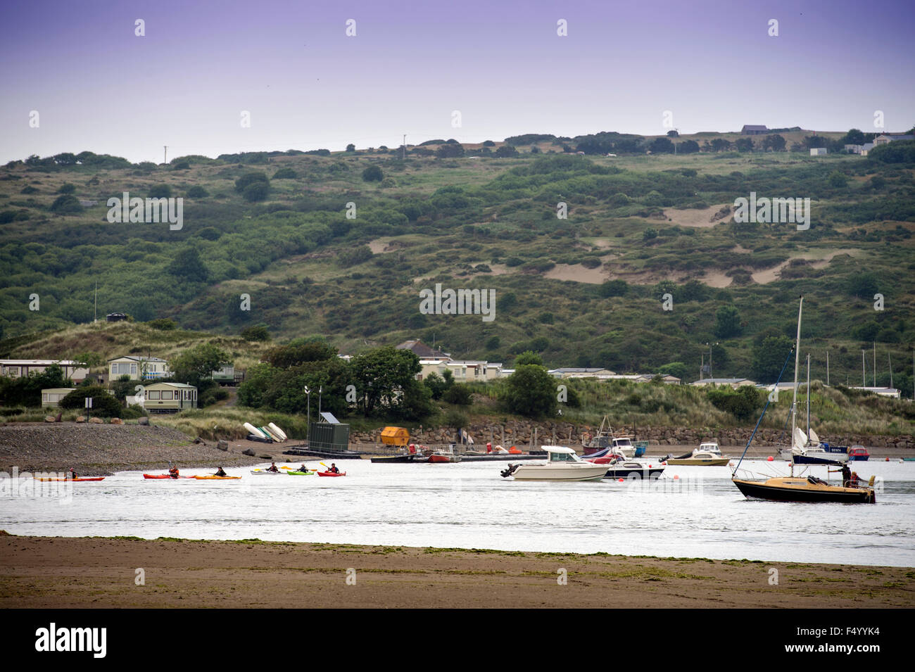 Barche a vela ormeggiata sul fiume Teifi estuary vicino a St Dogmaels, Pembrokeshire, Wales UK Foto Stock