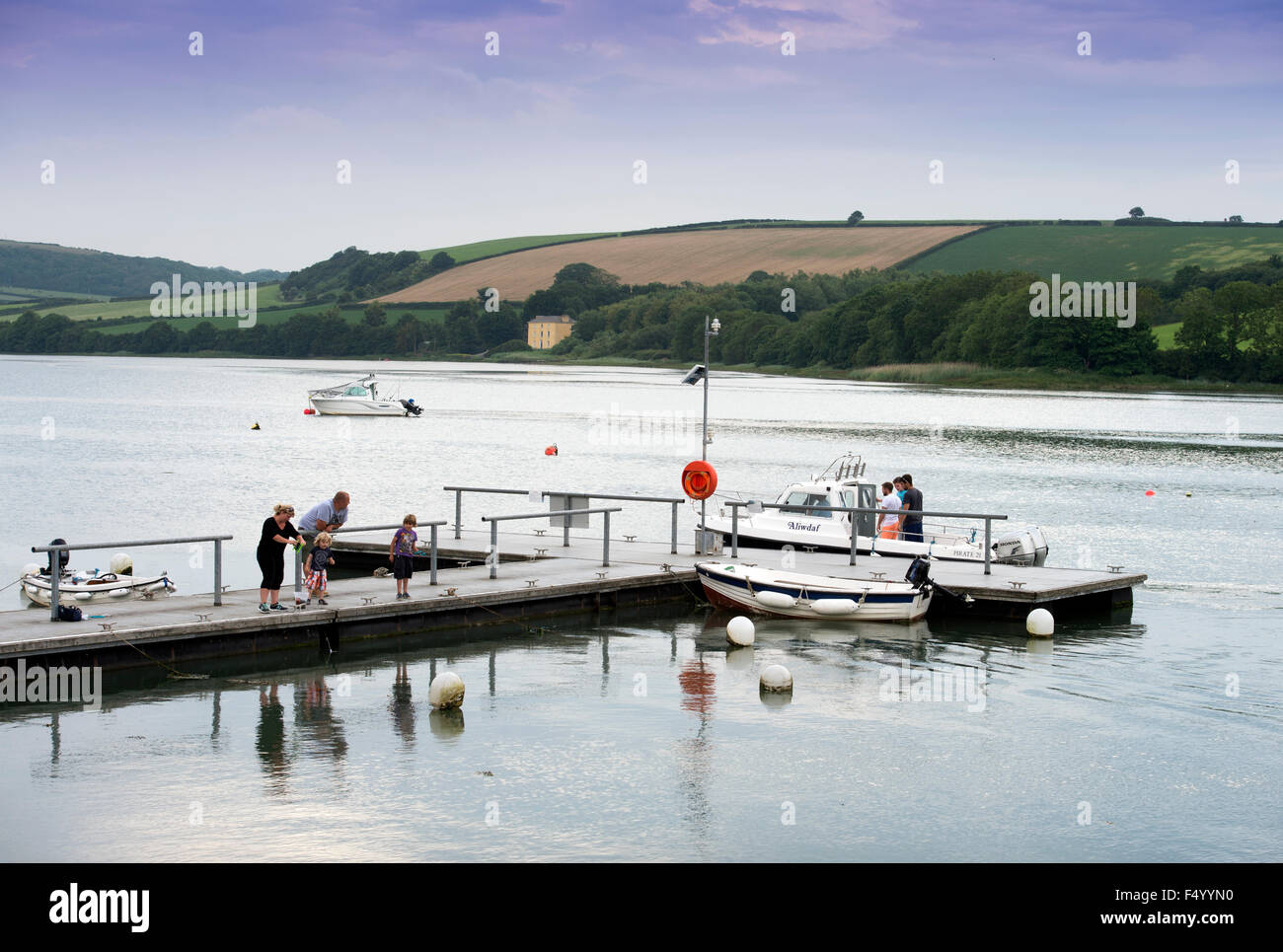 Una famiglia pescato granchi off di un molo al St Dogmaels, Pembrokeshire, Wales UK Foto Stock