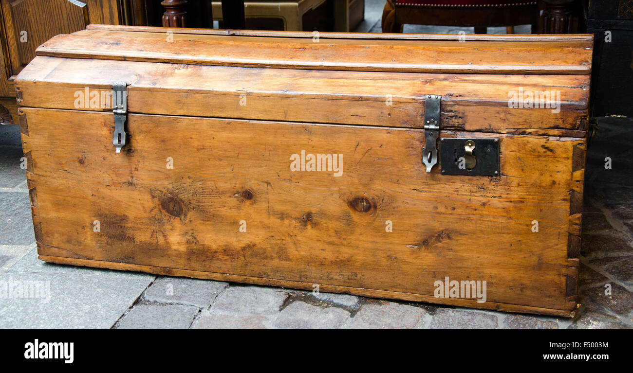 Uno dei grandi e grandi vecchie case di legno in un mercato, commercio, shop Foto Stock