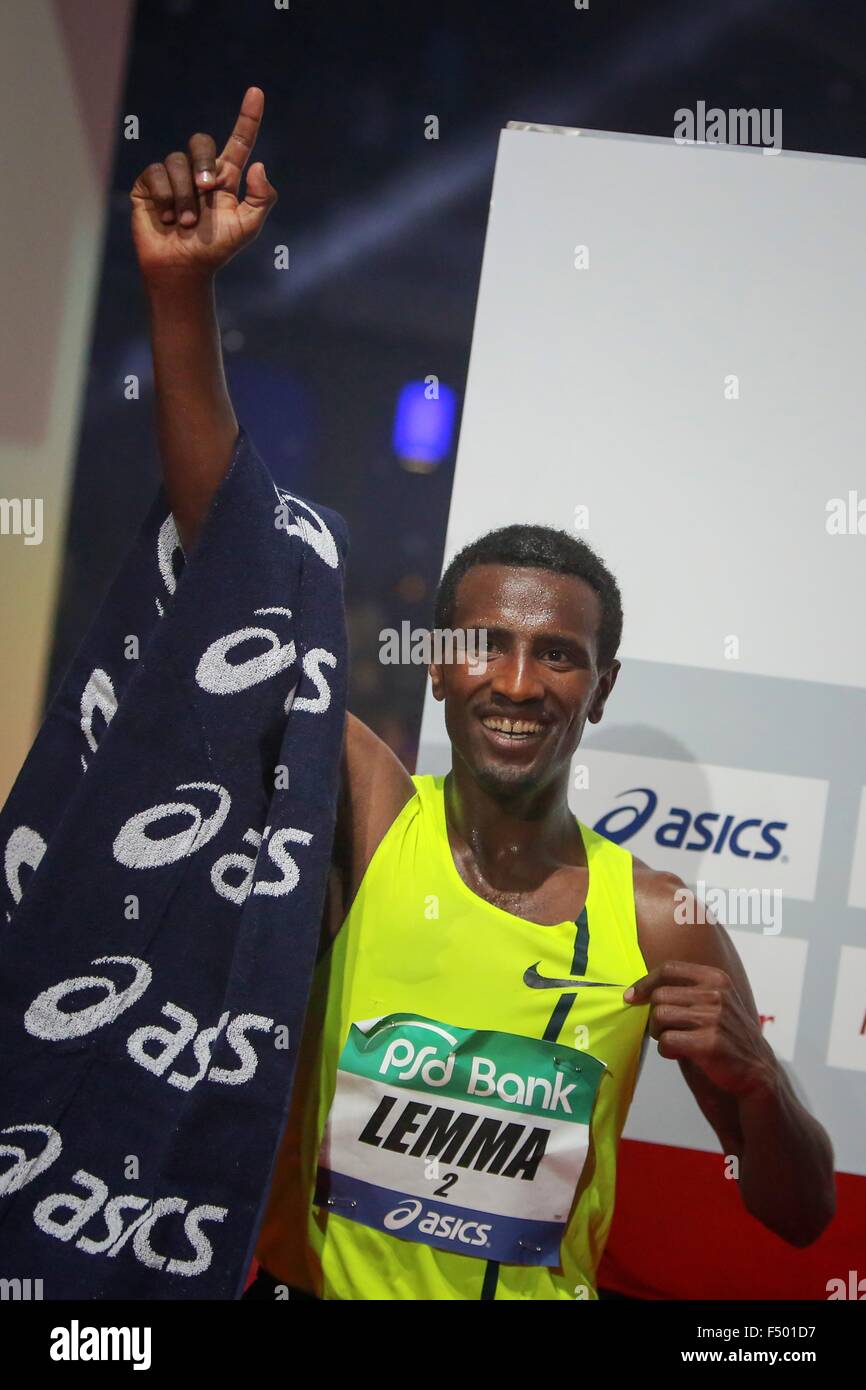 Sisay Lemma Kasaye festeggia al traguardo della maratona in Frankfurt am Main, Germania, 25 ottobre 2015. Kasaye ha vinto la maratona con un tempo di 02:06:26. Circa 15.000 corridori erano attese per partecipare la città più antica della Germania maratona. Foto: FREDRIK VON ERICHSEN/DPA Foto Stock