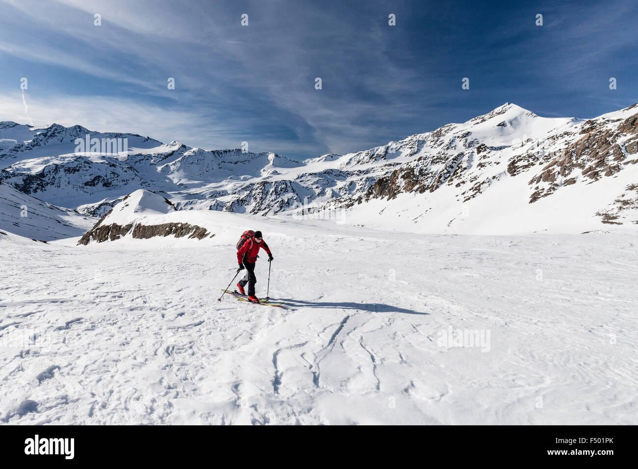 Ski tourer Madritschspitze ascendente in Val Martello, Zufallspitze e Veneziaspitzen dietro, il Parco Nazionale dello Stelvio, Ortler Alpi Foto Stock