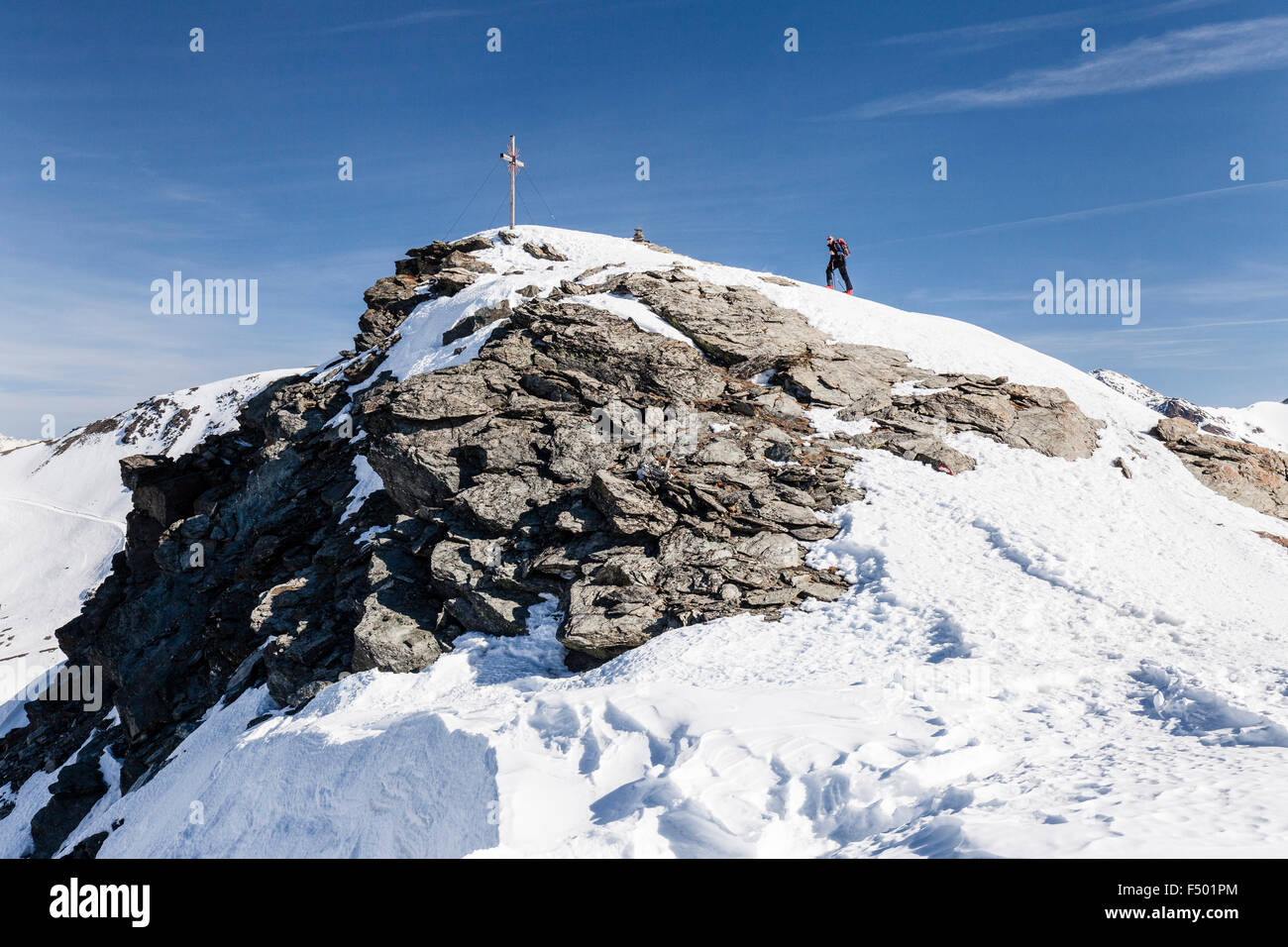 Ski tourer Madritschspitze ascendente in Val Martello, qui su summit ridge, il Parco Nazionale dello Stelvio, Ortler Alpi, Val Venosta Foto Stock