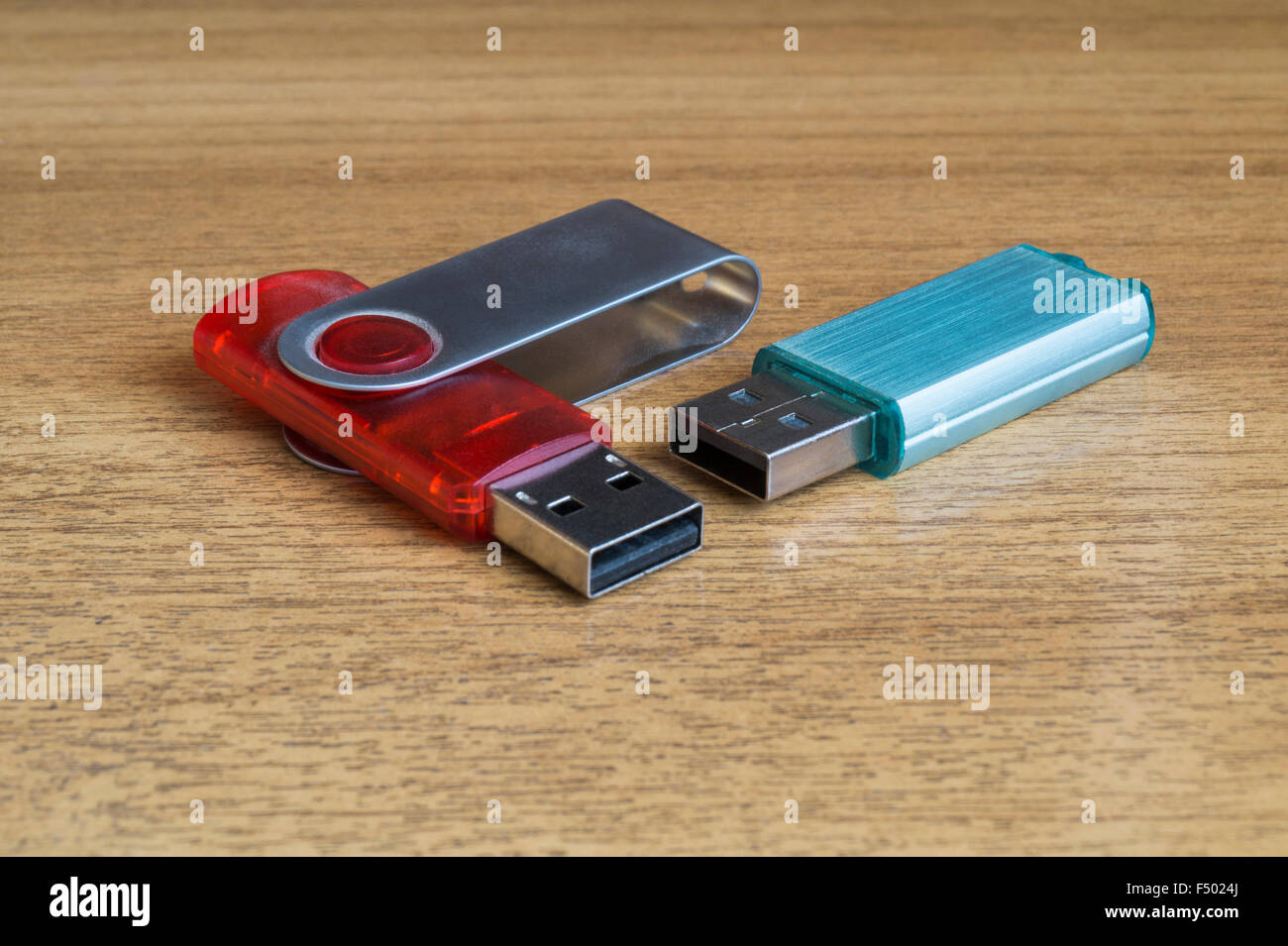 Fleshka per la conservazione delle informazioni poggia su un tavolo di legno Foto Stock