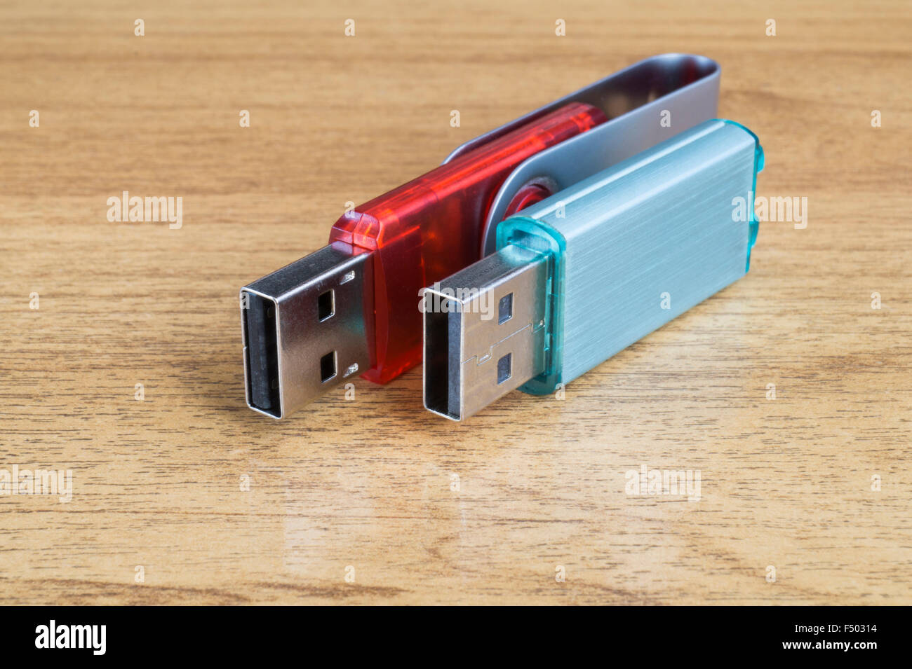 Fleshka per la conservazione delle informazioni poggia su un tavolo di legno Foto Stock
